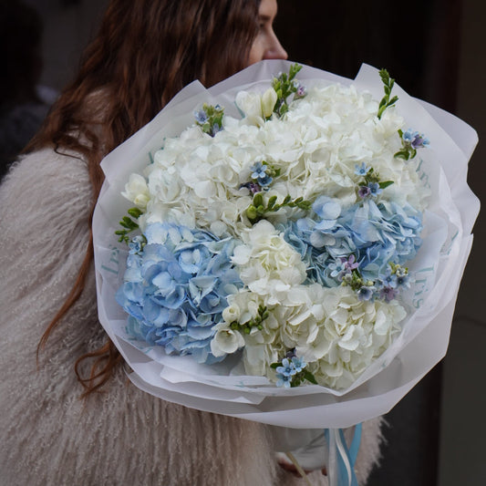 Букет из гортензий с оксипеталумом